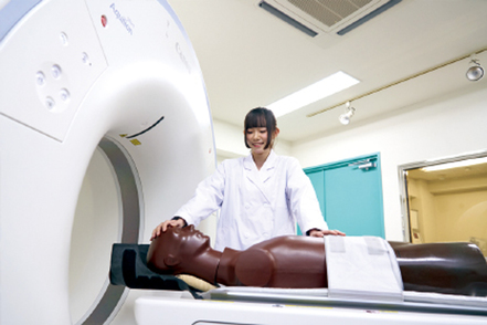 中央医療大学 少人数で行われる実習では、病院と同じ撮影機器を使って撮影技術を学習。高度な医療機器を使いこなせる能力を身につけます